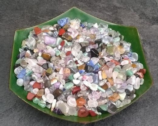 Tromlované kamínky mix 4–16 mm, 100 g – k dekoraci a harmonizaci vody (Brazílie, Afrika) (X1138)