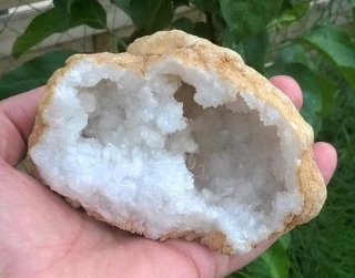 Sněžný Křišťál geoda 404g (Maroko) (X1136)