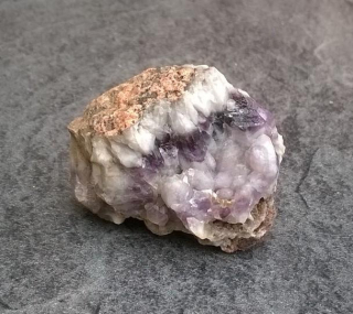 Ametyst zarostlý v křemení a živci 12,5 g (Česká Republika) (X1141)