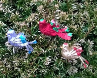 Ozdoba, dekorace barevný ptáček na clipu více barevných variant (V55)