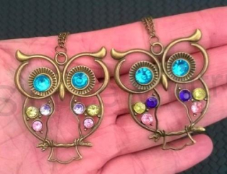 Náhrdelník s přívěškem Sova v bronzové barvě s barevnými kamínky (BD580)