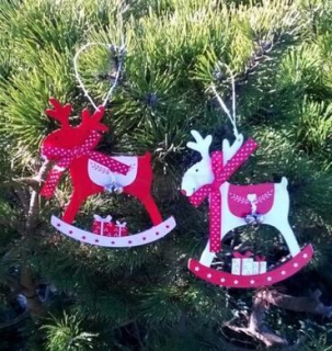 Dřevěné výřezy - závěsná ozdoba Sob, sobík s rolničkou dvě barvy (V65)