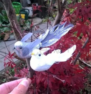 Ozdoba, dekorace barevný ptáček na clipu více barevných variant (V66)