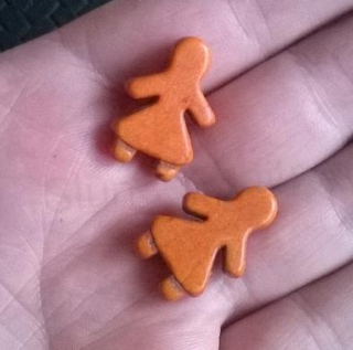 Tyrkysová panenka z minerálů - 23 x 16 mm oranžová (X1239)