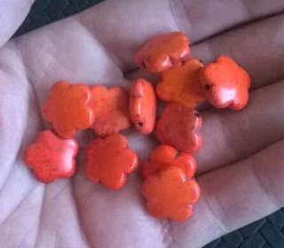 Tyrkysová kytička z minerálů - 15,5 x 15 mm oranžová (X1240)