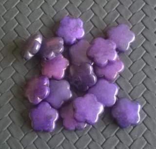 Tyrkysová kytička z minerálů - 15,5 x 15 mm fialová (X1240)