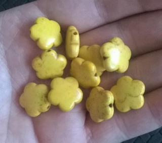 Tyrkysová kytička z minerálů - 15,5 x 15 mm žlutá (X1240)