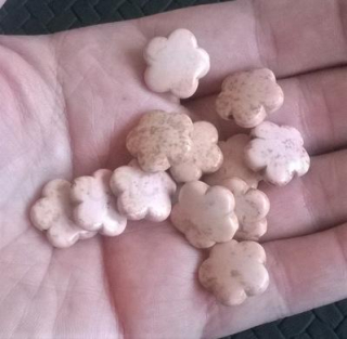 Tyrkysová kytička z minerálů - 15,5 x 15 mm krémová (X1240)