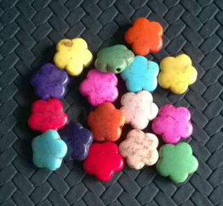 Tyrkysová kytička z minerálů - 15,5 x 15 mm (X1240)