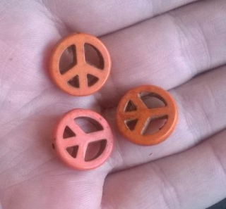 Tyrkysový symbol míru z minerálů - 15 mm oranžový (X1241)