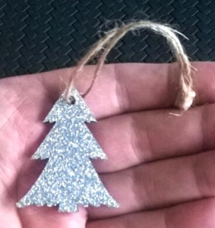 Dřevěná vánoční ozdoba stromek s glitry (H366)