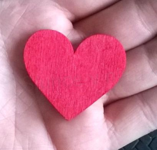 Dřevěné výřezy - srdce červené (V111)