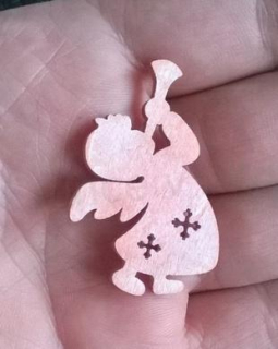 Dřevěné výřezy - vánoční ozdoby andílel s trubkou oranžový (V113)