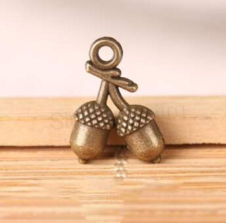 Přívěšek žaludy 14 x 11 mm (AA1)
