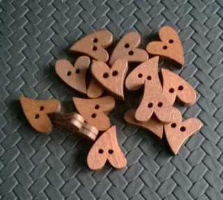 Dřevěné výřezy - srdce knoflík 1,9 x 1,7 cm tmavě hnědé (V118)