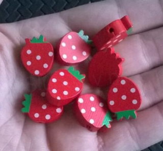 Dřevěné výřezy - korálky jahůdka 1,8 x 1,5 cm (V119)