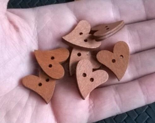 Dřevěné výřezy - srdce knoflík 2,3 x 2 cm hnědý (V120)