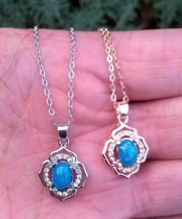 Opálový minerální náhrdelník – kytička osázená křišťálky (X1286)