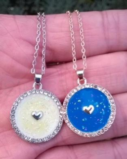 Opálový minerální náhrdelník – kruh se srdíčkem osázený křišťálky (X1287)