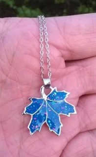 Opálový minerální náhrdelník ve tvaru javorového listu (X1288)