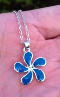 Opálový minerální náhrdelník ve tvaru pětilístku (X1289)