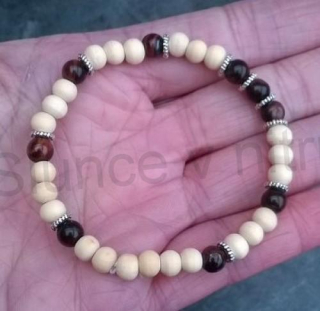 Minerální náramek byčí oko se dřevem a ozdobami (X1292)