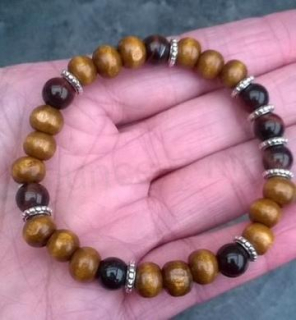 Minerální náramek byčí oko se dřevem a ozdobami (X1293)