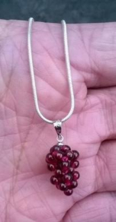 Postříbřený minerální náhrdelník s granátovým hroznem (X1303)