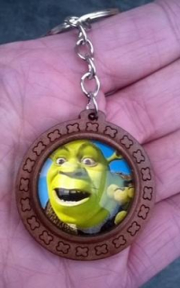 Přívěsek, klíčenka na klíče - Shrek - dřevěný (D705)