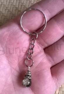 Přívěsek na klíče - zvoneček pro štěstí černý (H399)