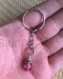 Přívěsek na klíče - zvoneček pro štěstí tmavěrůžový (H404)