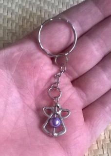 Přívěsek na klíče - andílek pro štěstí fialový (H407)