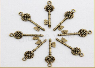 Přívěšek Starožitný bronzový kliček 30x9 mm (AA2)