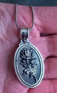 Černý náhrdelník s přívěškem růže – True Love (BD610)Černý náhrdelník s přívěškem růže – True Love (BD610)