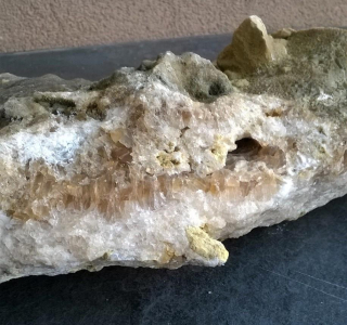 Drúza velkého kalcitu žlutého, medového 4800 g (Česká Republika) (X1356)