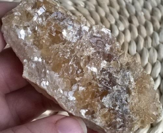 Drúza kalcitu žlutého, medového 81 g (Česká Republika) (X1358)