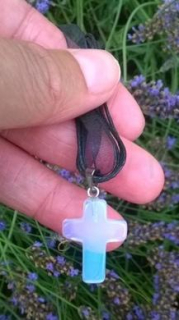 Opalitový kříž na ozdobné stužce (X1367)