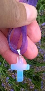 Opalitový kříž na ozdobné stužce (X1368)