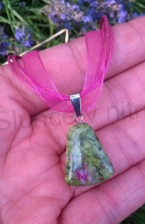 Náhrdelník přívěšek s rubínem v zoisitu (X1388)