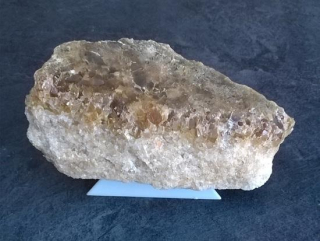 Drúza většího kalcitu žlutého, medového 770 g (Česká Republika) (X1447)