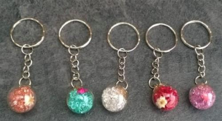 Klíčenka, přívěšek na klíče kulička se třypkami a kytičkou (H434)