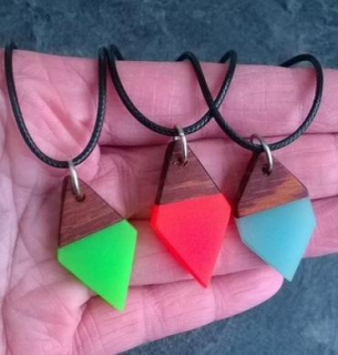 Náhrdelník se sviticím přívěškem v noci  se dřevem (BD655)