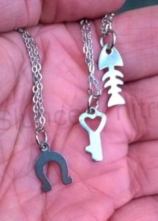 Řetízkový náhrdelník s přívěškem rybí kůstky, klíč a podkovy z chirurgické oceli (BD391)