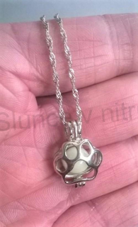 Náhrdelník s přívěškem tlapky - sviticí kulička (BD685)